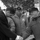 VM på ski i Holmenkollen, 1966. Gjermund Eggen hilser på Kongen etter seier på 50 km. Foto: NTB.